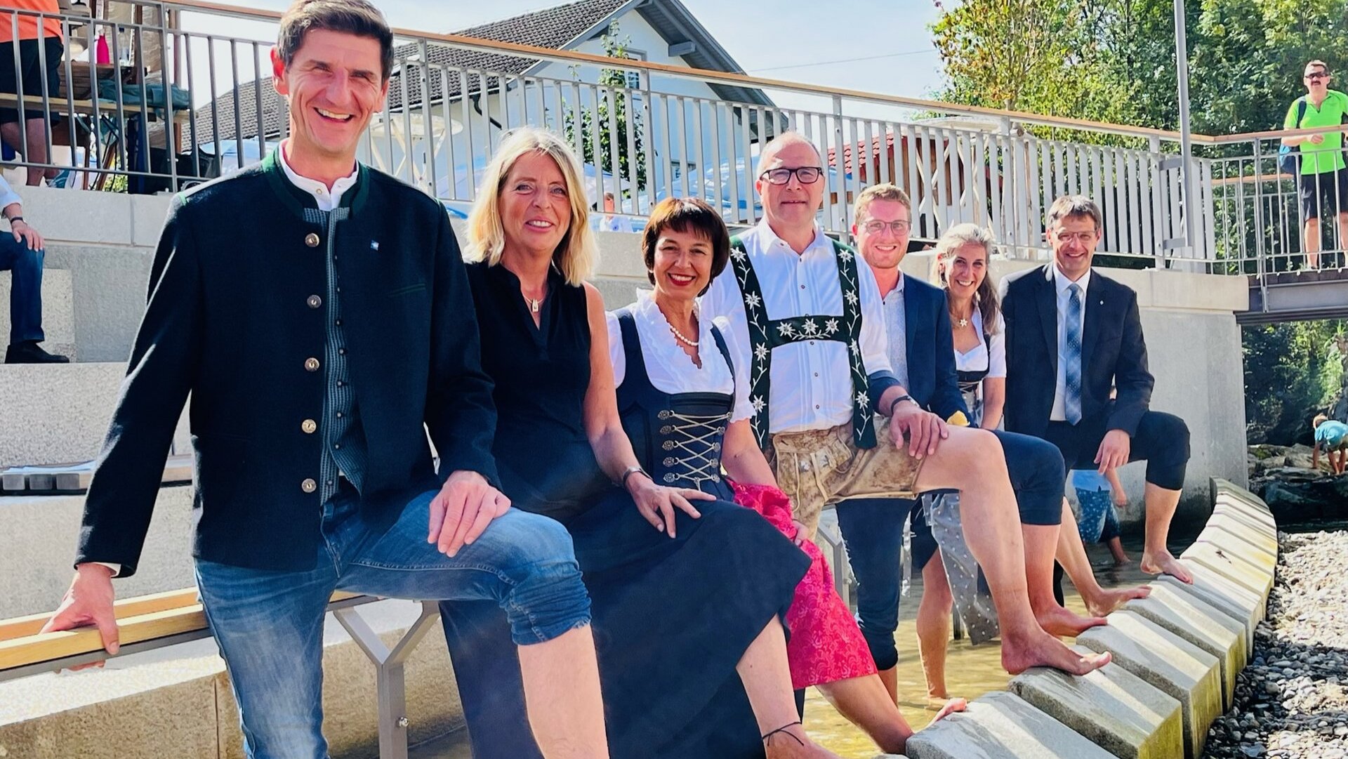Sieben Ehrenbesucher testen das neue Kneippbecken