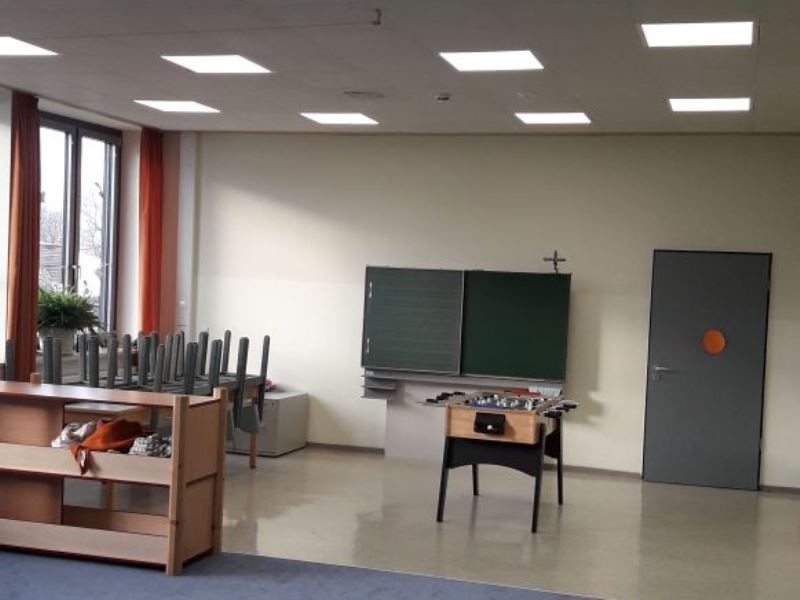 Neue Beleuchtung in einem Klassenzimmer