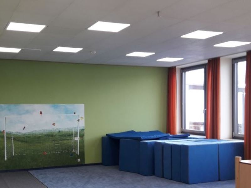 Neue Beleuchtung in einem Klassenzimmer