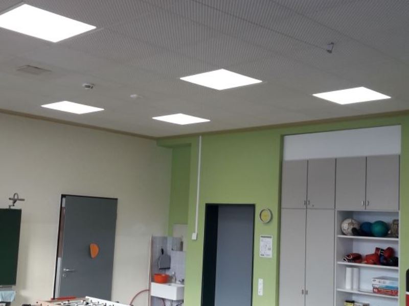 Neue Beleuchtung in einem Klassenzimmer
