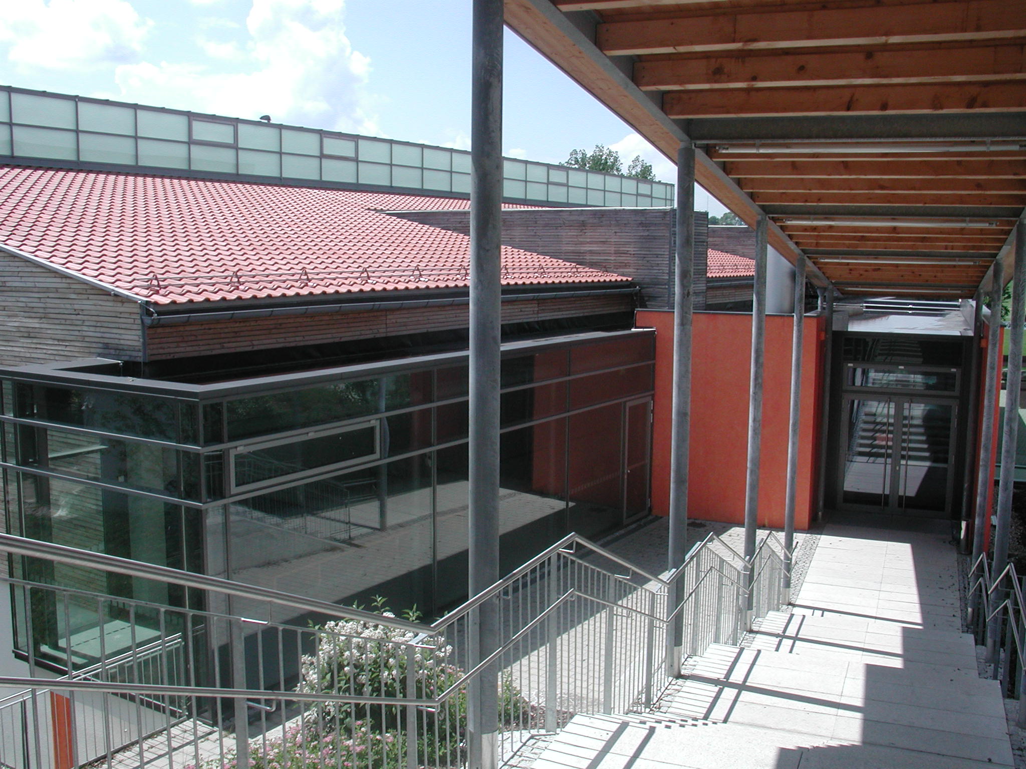 Außenansicht der Dreifachturnhalle